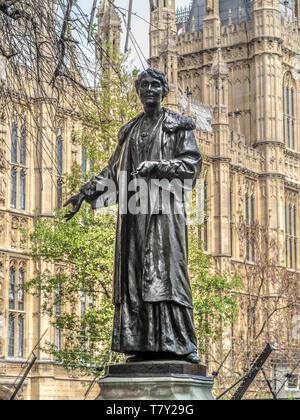 Statua in bronzo di Emmeline Pankhurst di Arthur George Walker situata nei Victoria Tower Gardens, Westminster, Londra, Regno Unito. Presentato nel 1930. Foto Stock