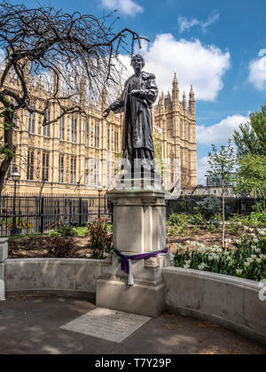 Statua in bronzo di Emmeline Pankhurst di Arthur George Walker situata nei Victoria Tower Gardens, Westminster, Londra, Regno Unito. Presentato nel 1930. Foto Stock