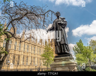 Statua di bronzo di Emmeline Pankhurst di Arthur George Walker nei Victoria Tower Gardens, Westminster, Londra, Regno Unito. Presentato nel 1930. Foto Stock