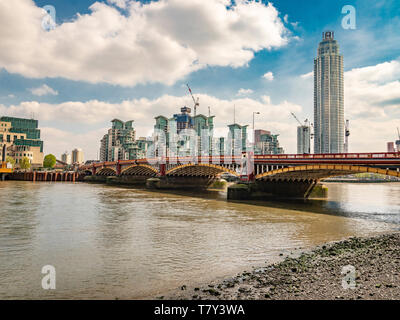 Vauxhall Bridge sul fiume Tamigi con St George Wharf Tower e sviluppo di appartamenti in background, Londra, Regno Unito. Foto Stock