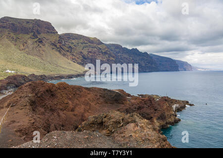 Vista di Los Gigantes dal Mirador Punta de Teno presso la Western Cape di Tenerife, Isole Canarie, Spagna Foto Stock