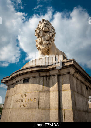 La South Bank Lion (Red Lion), un Coade scultura di pietra di un maschio permanente lion cast in 1837 Westminster Bridge, Londra, Regno Unito. Foto Stock