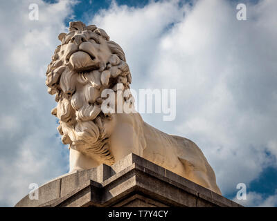 La South Bank Lion (Red Lion), un Coade scultura di pietra di un maschio permanente lion cast in 1837 Westminster Bridge, Londra, Regno Unito. Foto Stock