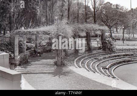 Una vista di uno dei pergolati e parte del Circular Sandringham Memorial Garden a Hyde Park. Il giardino è stato iniziato nel 1953 come progetto congiunto tra la città e il governo dello stato ed è stato progettato dallo scultore di Sydney Lyndon Raymond Dadswell e dall'architetto Henry Epstein. Il giardino e una fontana centrale sono stati costruiti come memoriale del defunto re Giorgio V e del re Giorgio vi e aperti dalla regina Elisabetta II il 5 febbraio 1954 durante un tour reale. Foto Stock