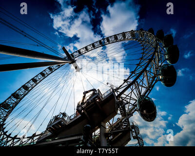 London Eye big wheel stagliano contro il cielo blu con nuvole Foto Stock