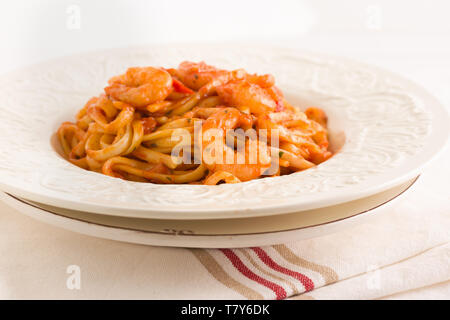 Gamberi piccante linguine in un peperoncino e salsa di pomodoro Foto Stock
