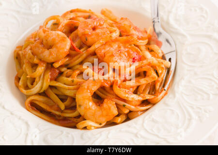 Gamberi piccante linguine in un peperoncino e salsa di pomodoro Foto Stock