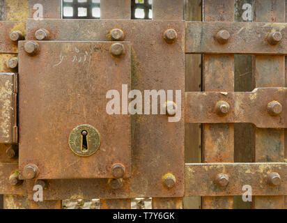 Vecchie e arrugginite vintage cella di prigione bloccare all'aperto nel selvaggio West USA Foto Stock