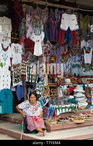 Mercato del Guatemala e di stallo senior donna guatemalteca vendendo i suoi beni, esempio di centrale di stile di vita americano; a nord-est del Guatemala, America Centrale Foto Stock