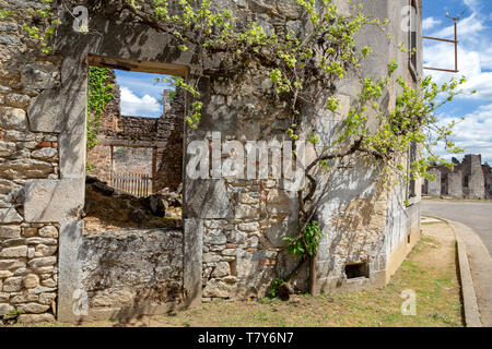 Oradour-sur-Glane, Francia - 29 Aprile 2019: le rovine del villaggio dopo il massacro da parte tedesca del nazista nel 1944 che distrusse. Foto Stock