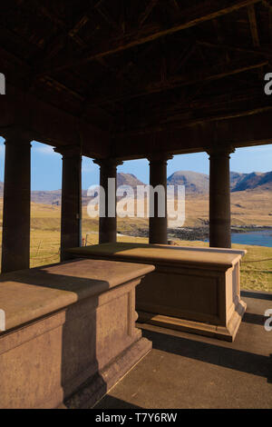 Il Bullough mausoleo e il Rum Cuillin Hills, Harris Bay, Isola di Rum, Scozia Foto Stock