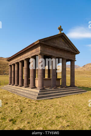 Il Bullough mausoleo e il Rum Cuillin Hills, Harris Bay, Isola di Rum, Scozia Foto Stock