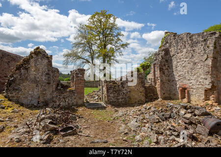 Oradour-sur-Glane, Francia - 29 Aprile 2019: le rovine del villaggio dopo il massacro da parte tedesca del nazista nel 1944 che distrusse. Foto Stock