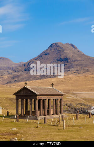 Il Bullough mausoleo e il Rum Cuillin Hills, Harris Bay, Isola di Rum, Scozia Foto Stock