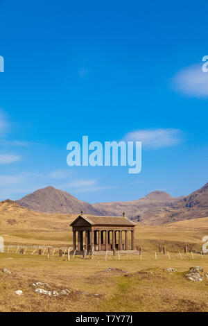 Il Bullough mausoleo e il Rum Cuillin Hills, Harris Bay, Isola di Rum, Scozia Foto Stock