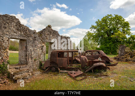 Oradour-sur-Glane, Francia - 29 Aprile 2019: vecchia auto rottamate nei resti del villaggio dopo il massacro da parte tedesca del nazista nel 1944 che ha distrutto Foto Stock