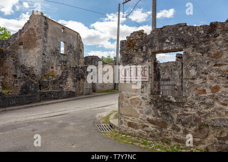 Oradour-sur-Glane, Francia - 29 Aprile 2019: le rovine del villaggio dopo il massacro da parte tedesca del nazista nel 1944 che distrusse. Foto Stock