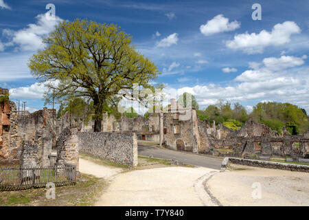 Oradour-sur-Glane, Francia - 29 Aprile 2019: le rovine del villaggio dopo il massacro da parte tedesca del nazista nel 1944 che distrusse. Foto Stock