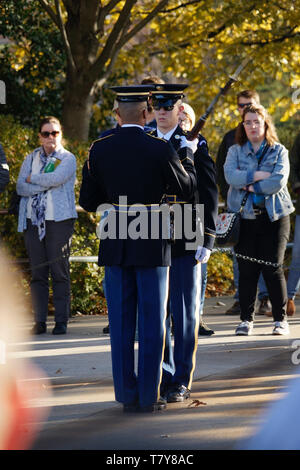 Protezioni onore alla cerimonia del Cambio della guardia alla tomba del Milite Ignoto con i visitatori in Al Cimitero Nazionale di Arlington.Arlington.Virginia.USA Foto Stock