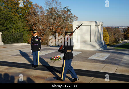 Cerimonia del cambio della guardia alla tomba del Milite Ignoto in Al Cimitero Nazionale di Arlington.Arlington.Virginia.USA Foto Stock