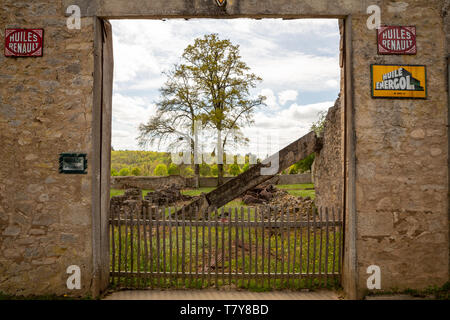 Oradour-sur-Glane, Francia - 29 Aprile 2019: le rovine del villaggio dopo il massacro da parte tedesca del nazista nel 1944 che distrusse. Foto Stock