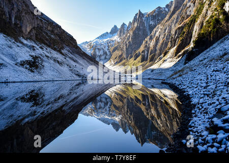 Questo è il Fählensee sull Alpstein vicino a Appenzello (Svizzera) con acqua molto limpida. A volte il lago è come uno specchio. Foto Stock