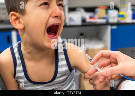 Piccolo bambino che piange in dottori Office foto d'archivio Foto Stock