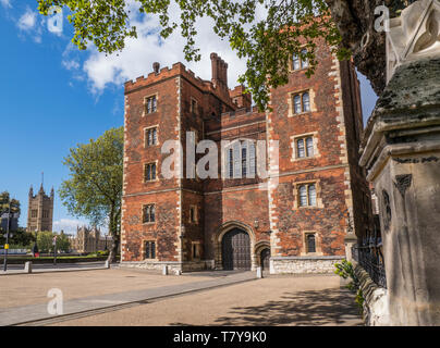 Lambeth Palace di Londra. Morton's Tower con le case del Parlamento dietro. Mattone rosso Tudor gatehouse formante l'ingresso al Lambeth Palace London REGNO UNITO Foto Stock