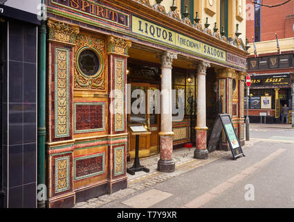 Esterno del famoso Crown public house di Great Victoria Street, Belfast, Irlanda del Nord Foto Stock