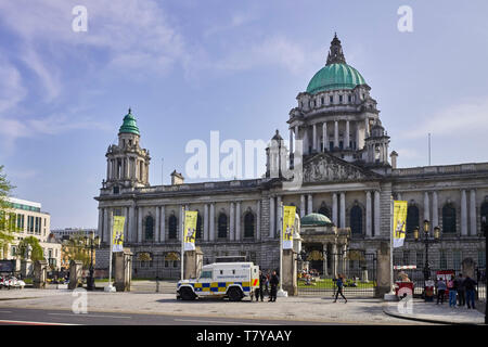 Poliziotti armati e Land Rover Defender al di fuori del Belfast City Hall Foto Stock