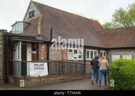 Un paio di andare a esprimere il loro voto nel seggio al Village Hall di Woodcote, Oxfordshire. Foto Stock