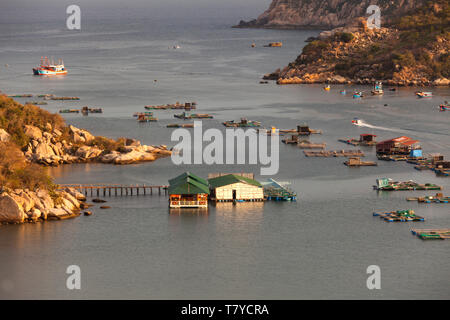 Barche da Pesca nella baia di Vinh Hy, sul Mare della Cina del Sud,provincia Ninh Thuan, Vietnam Foto Stock