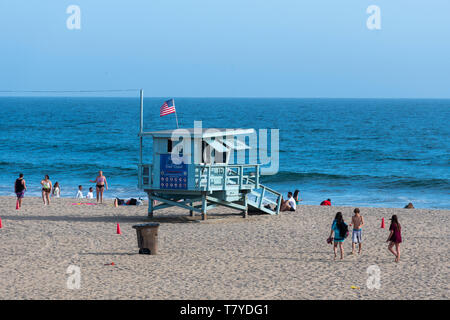 Santa Monica, Los Angeles, California, Stati Uniti d'America: torre bagnino e gli amanti delle passeggiate sulla spiaggia.Caption locale *** Foto Stock