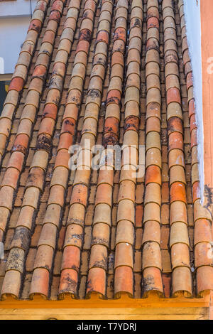 Tegole rosse sulla casa come immagine di sfondo Foto Stock