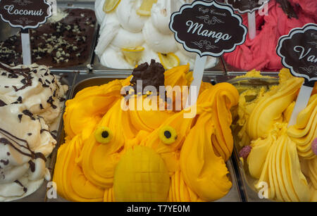 Gelato al mango in vetrina London REGNO UNITO Foto Stock