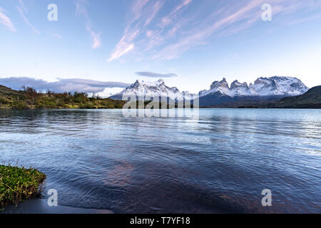 Paesaggio con Lago del Pehoe nel parco nazionale di Torres del Paine nella Patagonia cilena. Foto Stock