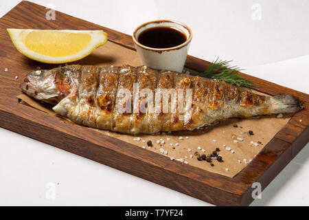 pesce dorato fritto con salsa di limone e melograno Foto Stock