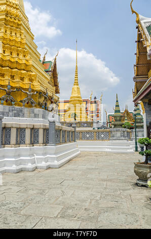 Golden Chedi Phra Sri Rattana nello Sri Lanka che sancisca lo stile della cenere di Buddha e un Golden Chedi con cariatidi guardando come demoni in Wat Phra Kae Foto Stock