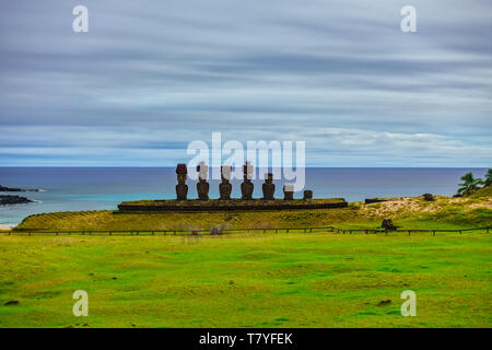 Ahu Nau Nau ultra lunga esposizione nella spiaggia di Anakena, Rapa Nui Foto Stock