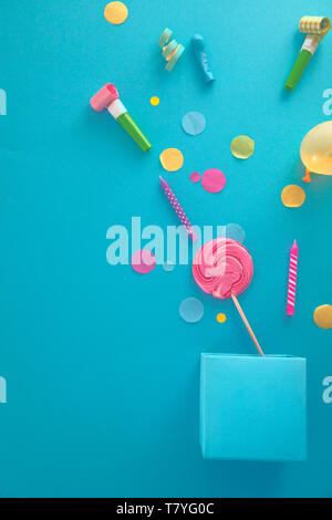Concetto di compleanno con confezione regalo e coriandoli. Compleanno baloons e candele Foto Stock
