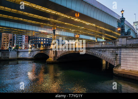 Il vecchio e il nuovo in Tokyo. Il moderno Shuto Expressway (strada urbana) costruito sopra il vecchio Nihonbashi nel centro della città Foto Stock