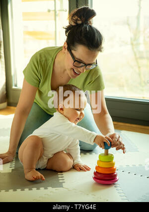 La madre gioca con il suo bambino Foto Stock