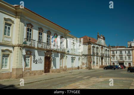 Quadrato con il Politecnico vecchia magione sulla giornata di sole a Portalegre. Una cittadina nei pressi di Mamede Mountain Range in Portogallo. Foto Stock