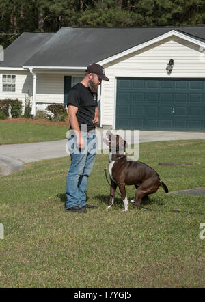 Rivoluzione canina dog trainer lavora con un cane. Summerville, Carolina del Sud. Foto Stock