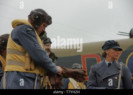 Avro Lancaster bomber troupe sul campo di aviazione Foto Stock