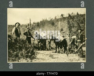 Cacciatori armati/cacciatori con i loro cani, Uno a cavallo di un pack horse. 1890. MP SP Foto Stock