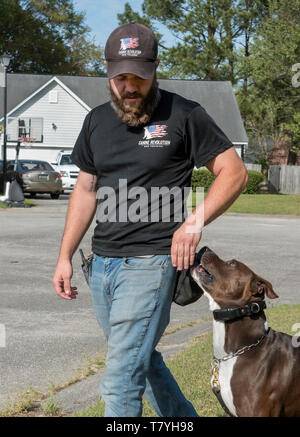Rivoluzione canina dog trainer lavora con un cane. Summerville, Carolina del Sud. Foto Stock