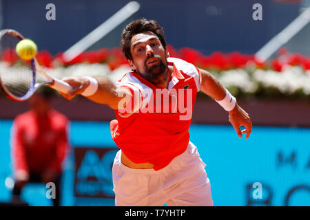 Jeremy Chardy di Francia visto in azione contro Novak Djokovic di Serbia durante il giorno sette della Mutua Madrid Open presso la Caja Magica a Madrid, Spagna. Foto Stock