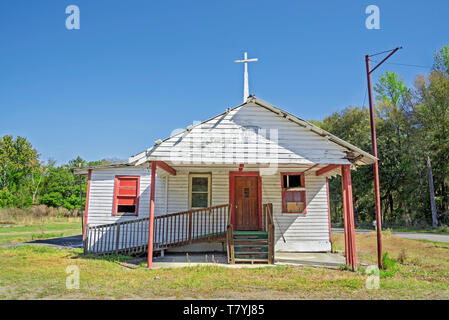 Vecchia Chiesa al fianco di autostrada in Carolina del Sud paese basso. Foto Stock