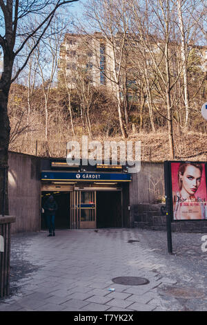 03.27.2019 Redazione Stoccolma Svezia. Ingresso alla stazione della metropolitana di Gärdet su una giornata di primavera Foto Stock